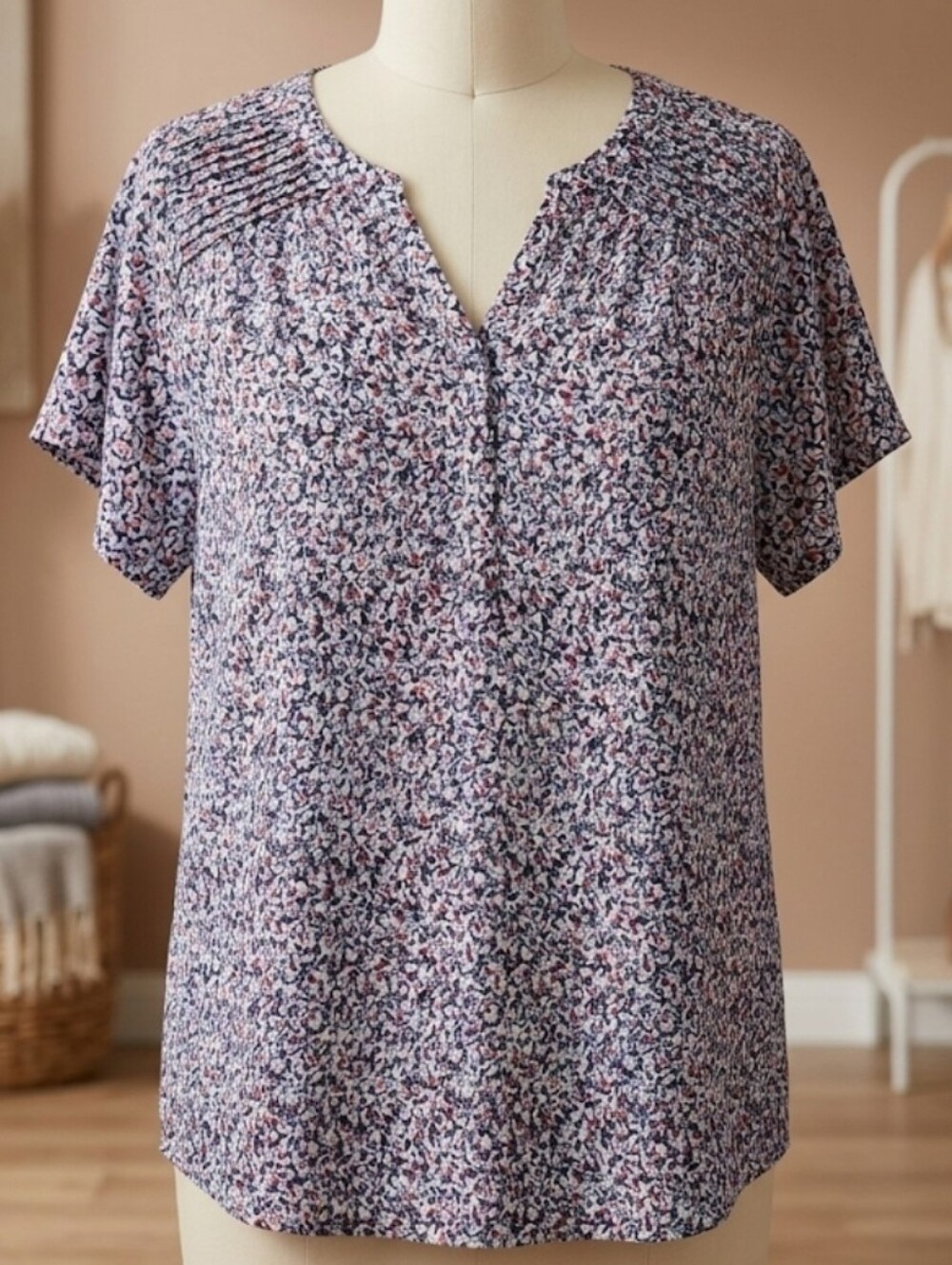 CJ Banks Women’s Blouse 1X Red Blue White Abstract Pleated Shoulder Lightweight